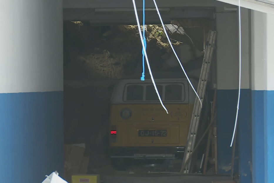 Deslizamento de terras na Rua Damasceno Monteiro