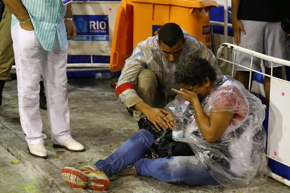 Carro alegórico esmaga 20 jornalistas e foliões