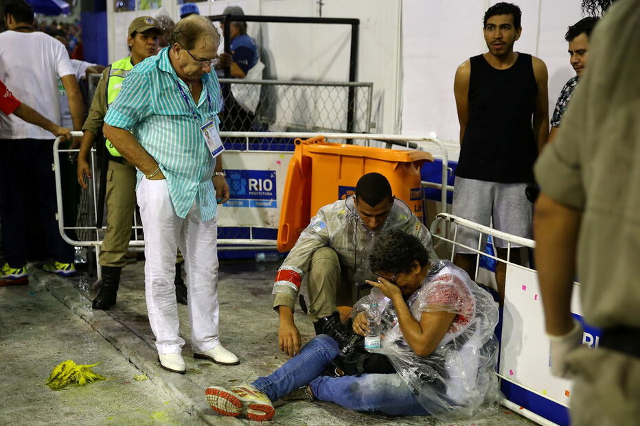 Carro alegórico esmaga 20 jornalistas e foliões