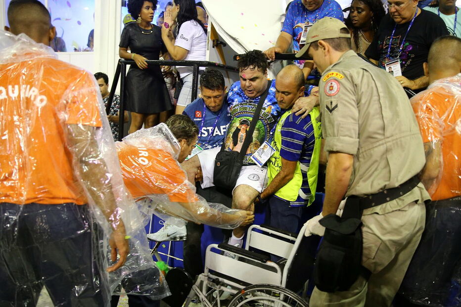 Carro alegórico esmaga 20 jornalistas e foliões