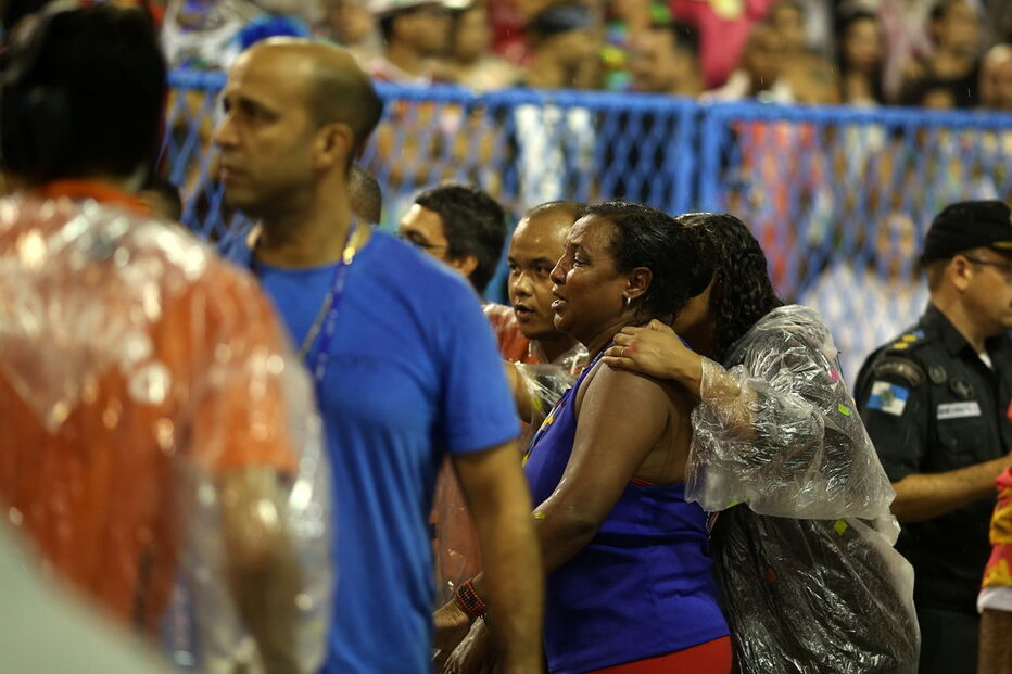 Carro alegórico esmaga 20 jornalistas e foliões