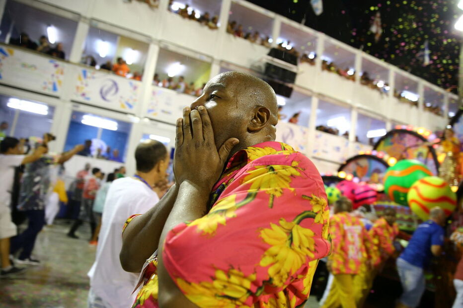 Carro alegórico esmaga 20 jornalistas e foliões