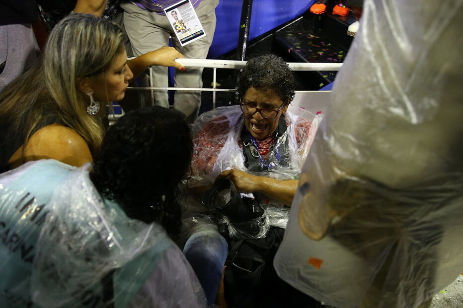 Carro alegórico esmaga 20 jornalistas e foliões