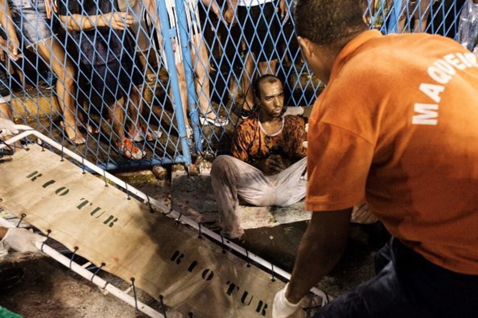 Carro alegórico esmaga 20 jornalistas e foliões