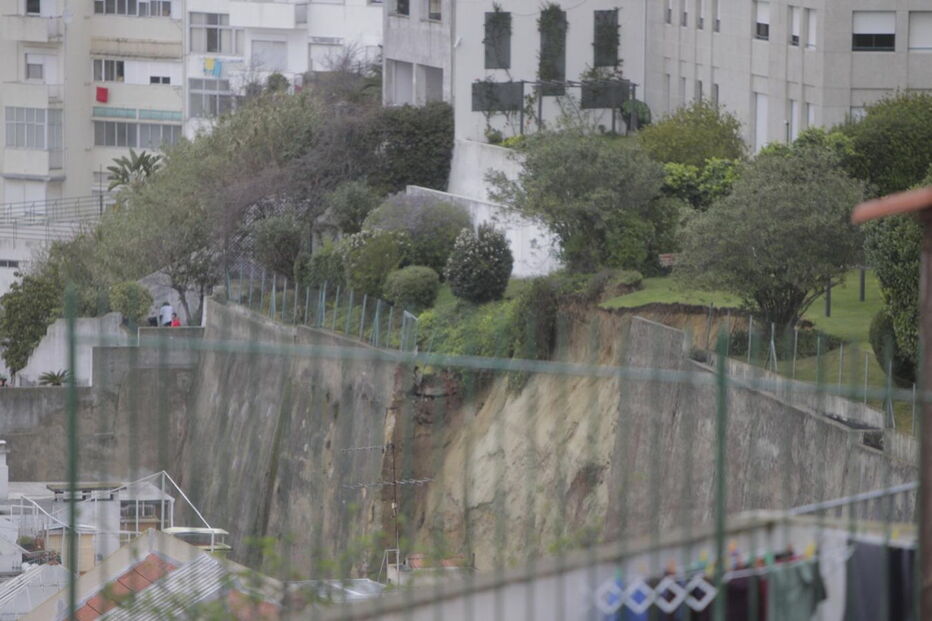 Deslizamento de terras na Rua Damasceno Monteiro, em Lisboa