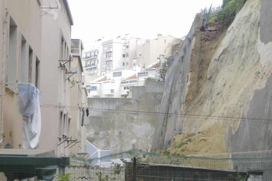 Deslizamento de terras na Rua Damasceno Monteiro, em Lisboa