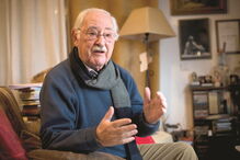 Ruy de Carvalho na casa em que mora, em Paço de Arcos, Oeiras