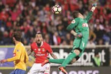 Mitroglou em mais um lance de ataque do Benfica. O avançado grego atravessa um grande momento de  forma e marcou mais dois golos