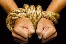 Homens são amarrados e vendados antes de serem violados