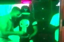 Jovem foi filmado a beber garrafa de bebida antes de colapsar