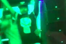 Jovem foi filmado a beber garrafa de bebida antes de colapsar