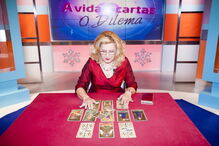 Maria Helena é taróloga no programa A Vida nas Cartas – O Dilema