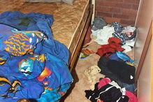 Criança era deixada presa com uma corda no quarto, sem comida nem água