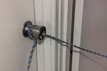 Criança era deixada presa com uma corda no quarto, sem comida nem água