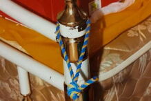 Criança era deixada presa com uma corda no quarto, sem comida nem água