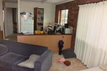 Criança era deixada presa com uma corda no quarto, sem comida nem água