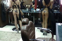 Strippers foram recrutadas para cortar cabelo aos clientes da Old Boy