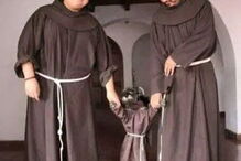 Schnauzer chama-se Frei Bigode já tem um hábito para vestir