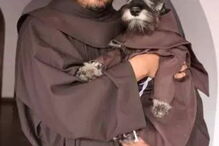 Schnauzer chama-se Frei Bigode já tem um hábito para vestir