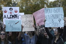 Centenas manifestaram-se no Rossio pelos direitos das mulheres