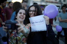 Centenas manifestaram-se no Rossio pelos direitos das mulheres