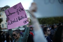 Centenas manifestaram-se no Rossio pelos direitos das mulheres