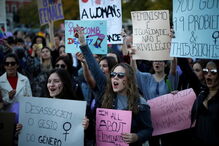 Centenas manifestaram-se no Rossio pelos direitos das mulheres