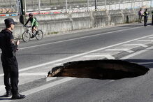 Cratera corta circulação na Avenida de Ceuta