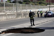 Cratera corta circulação na Avenida de Ceuta