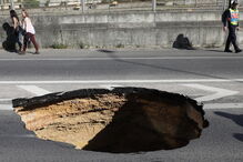 Cratera corta circulação na Avenida de Ceuta