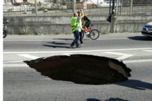 Cratera corta circulação na Avenida de Ceuta