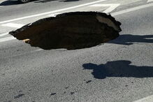 Cratera corta circulação na Avenida de Ceuta
