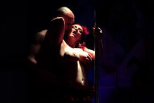 Atores e atrizes porno mostram ousadia em espectáculos de striptease, sexo ao vivo, sado-masoquismo. Sensualidade é palavra de ordem