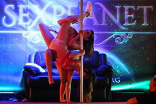 Atores e atrizes porno mostram ousadia em espectáculos de striptease, sexo ao vivo, sado-masoquismo. Sensualidade é palavra de ordem