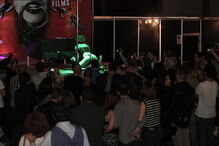 Atores e atrizes porno mostram ousadia em espectáculos de striptease, sexo ao vivo, sado-masoquismo. Sensualidade é palavra de ordem