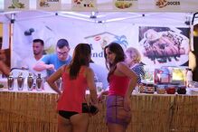 Atores e atrizes porno mostram ousadia em espectáculos de striptease, sexo ao vivo, sado-masoquismo. Sensualidade é palavra de ordem