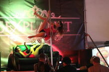 Atores e atrizes porno mostram ousadia em espectáculos de striptease, sexo ao vivo, sado-masoquismo. Sensualidade é palavra de ordem