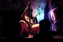 Atores e atrizes porno mostram ousadia em espectáculos de striptease, sexo ao vivo, sado-masoquismo. Sensualidade é palavra de ordem