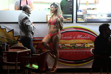 Atores e atrizes porno mostram ousadia em espectáculos de striptease, sexo ao vivo, sado-masoquismo. Sensualidade é palavra de ordem