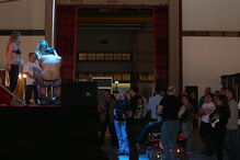 Atores e atrizes porno mostram ousadia em espectáculos de striptease, sexo ao vivo, sado-masoquismo. Sensualidade é palavra de ordem