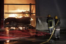 Incêndio destrói armazém comercial