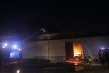 Incêndio destrói armazém comercial