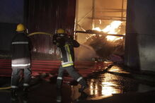 Incêndio destrói armazém comercial