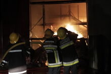 Incêndio destrói armazém comercial