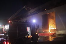 Incêndio destrói armazém comercial