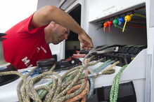 Cada veleiro passa por um processo de reconstrução e reequipamento que demora 15 semanas