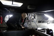 Cada veleiro passa por um processo de reconstrução e reequipamento que demora 15 semanas