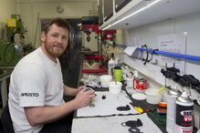 Cada veleiro passa por um processo de reconstrução e reequipamento que demora 15 semanas