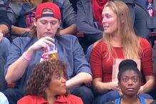 Vinga-se do namorado e beija um desconhecido à frente deste 