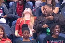 Vinga-se do namorado e beija um desconhecido à frente deste 